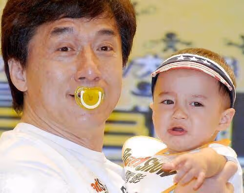 能讓成龍大喊辛苦的「最佳寶寶」,馬修怎麼樣了?不當明星不進圈
