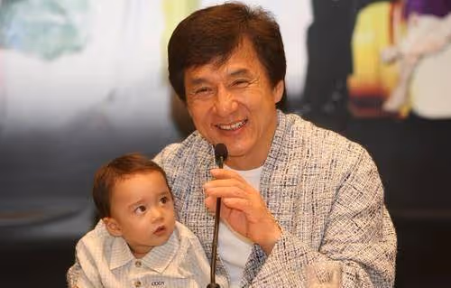 能讓成龍大喊辛苦的「最佳寶寶」,馬修怎麼樣了?不當明星不進圈