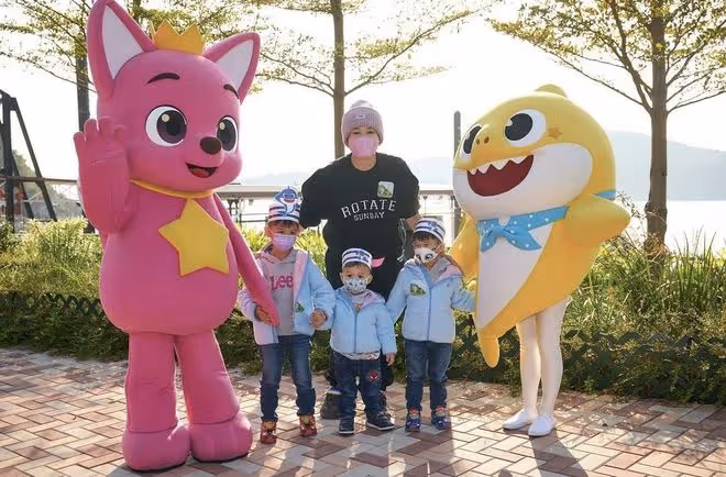 43歲胡杏兒帶娃逛海洋公園,三個兒子穿兄弟裝,熱鬧如同開幼兒園
