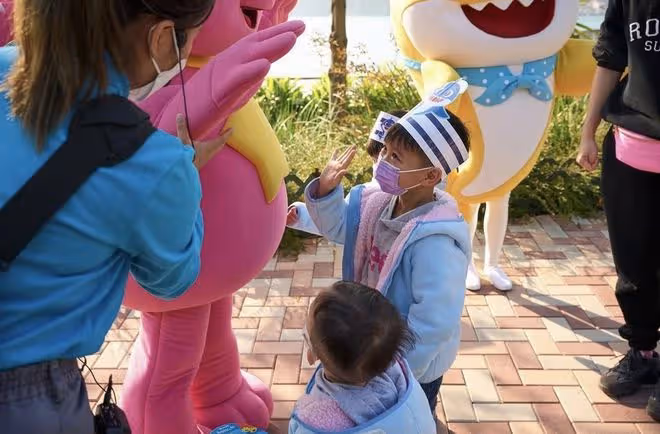 43歲胡杏兒帶娃逛海洋公園,三個兒子穿兄弟裝,熱鬧如同開幼兒園