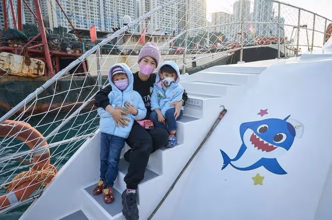 43歲胡杏兒帶娃逛海洋公園,三個兒子穿兄弟裝,熱鬧如同開幼兒園