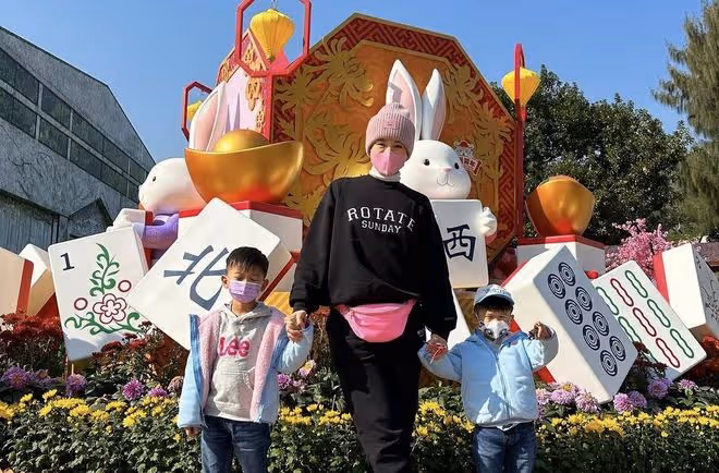 43歲胡杏兒帶娃逛海洋公園,三個兒子穿兄弟裝,熱鬧如同開幼兒園