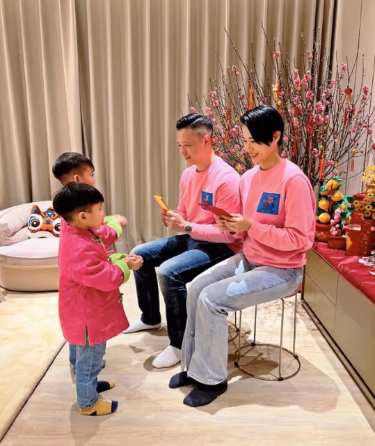 43歲胡杏兒帶娃逛海洋公園,三個兒子穿兄弟裝,熱鬧如同開幼兒園