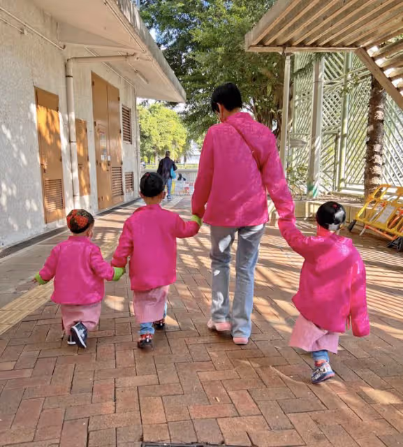 43歲胡杏兒帶娃逛海洋公園,三個兒子穿兄弟裝,熱鬧如同開幼兒園