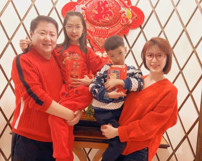 金巧巧曬新年全家福!與總裁老公各抱一娃很溫馨,9歲女兒顏值高