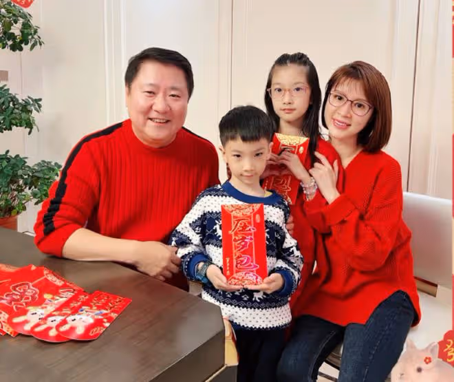 金巧巧曬新年全家福!與總裁老公各抱一娃很溫馨,9歲女兒顏值高