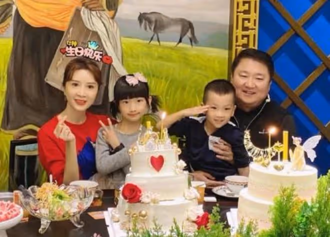 金巧巧曬新年全家福!與總裁老公各抱一娃很溫馨,9歲女兒顏值高