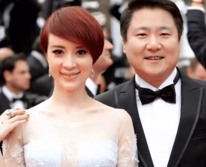 金巧巧曬新年全家福!與總裁老公各抱一娃很溫馨,9歲女兒顏值高