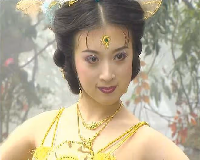 金巧巧曬新年全家福!與總裁老公各抱一娃很溫馨,9歲女兒顏值高