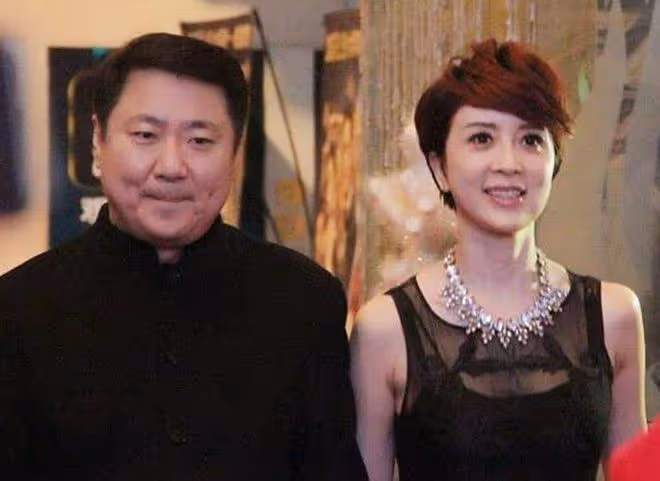 金巧巧曬新年全家福!與總裁老公各抱一娃很溫馨,9歲女兒顏值高