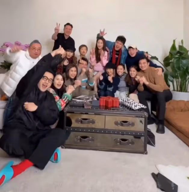2天7個瓜:分手又復合,與美女泰國慶生,車禍後首露面,悲喜不同