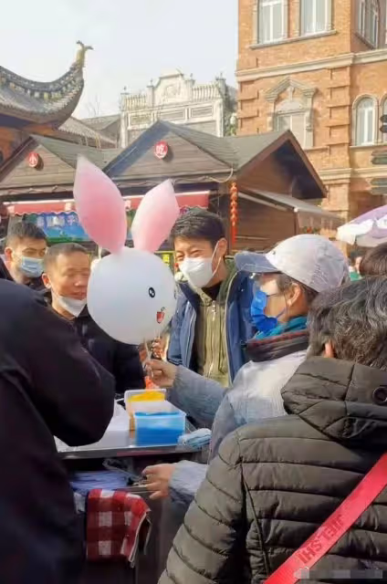 撒貝寧一家四口出遊被偶遇!穿著樸素接地氣,帶妻子李白過中國年