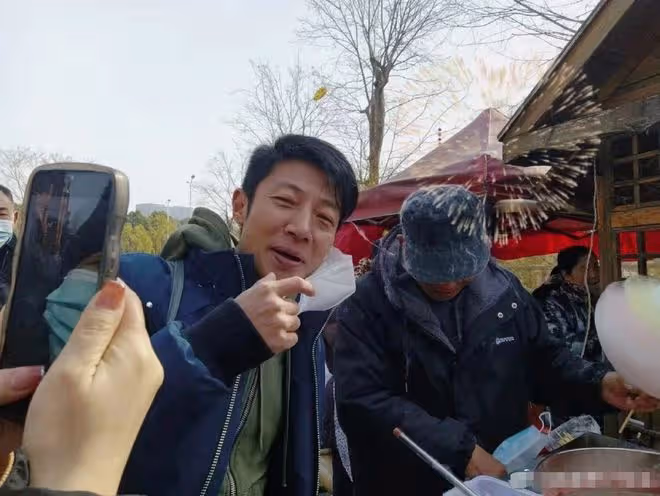 撒貝寧一家四口出遊被偶遇!穿著樸素接地氣,帶妻子李白過中國年