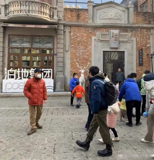 撒貝寧一家四口出遊被偶遇!穿著樸素接地氣,帶妻子李白過中國年