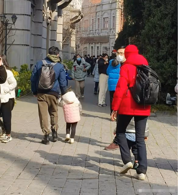 撒貝寧一家四口出遊被偶遇!穿著樸素接地氣,帶妻子李白過中國年