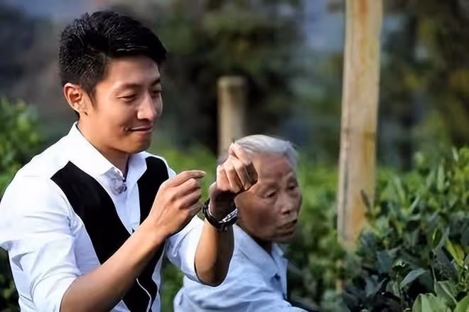撒貝寧一家四口出遊被偶遇！穿著樸素接地氣，帶妻子李白過中國年