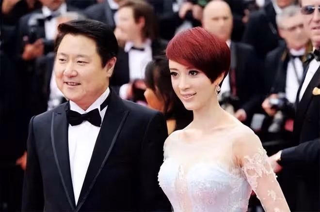 金巧巧澄清被家暴後首曬全家福,總裁老公於冬出鏡,力證夫妻和睦