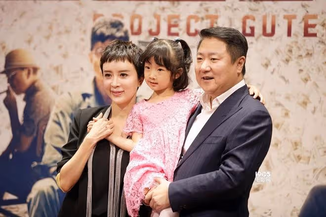金巧巧澄清被家暴後首曬全家福,總裁老公於冬出鏡,力證夫妻和睦