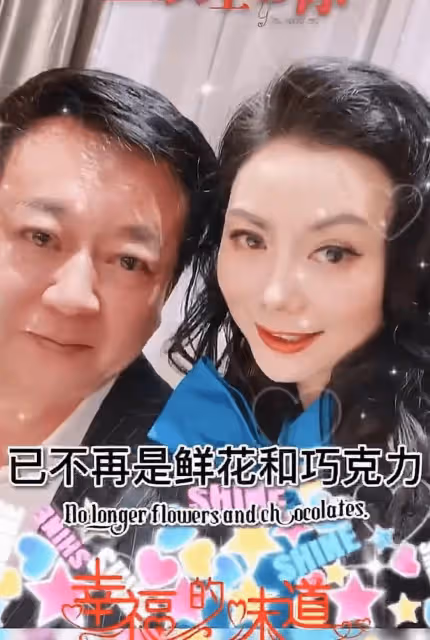 52歲譚梅戶外跳舞秀舞姿!穿緊身褲身材走樣,挺大肚贅肉明顯