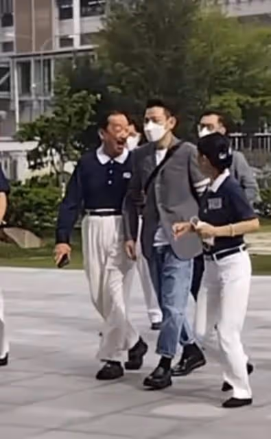 61歲劉德華陪妻子國外過年！與舅舅聚會禮佛，有說有笑關係親密