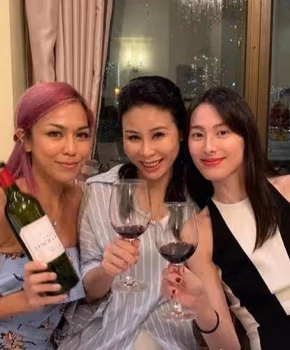 梁洛施新年曬照只露眼睛很落寞,通過網絡向李澤楷送祝福未獲回應