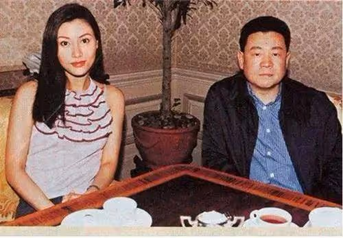 劉鑾雄老了變和善,被曝拍賣77個愛馬仕包包共1500萬,用來做公益