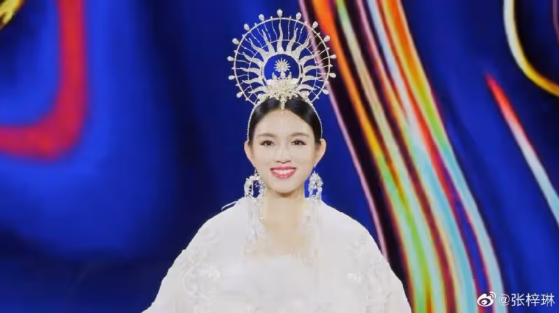 被稱「中國第一美女」，懷胎6月上春晚，拒絕30億豪門，嫁真愛