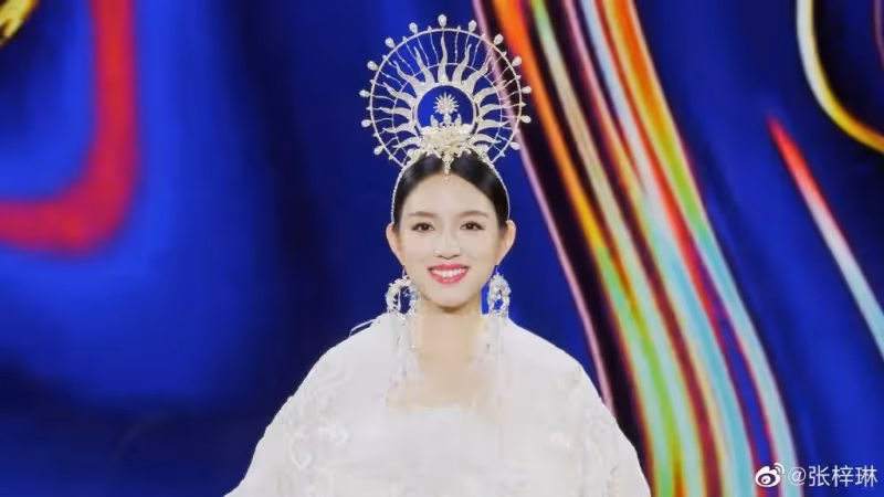 被稱「中國第一美女」,懷胎6月上春晚,拒絕30億豪門,嫁真愛