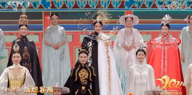 被稱「中國第一美女」,懷胎6月上春晚,拒絕30億豪門,嫁真愛