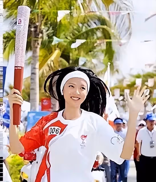 被稱「中國第一美女」,懷胎6月上春晚,拒絕30億豪門,嫁真愛