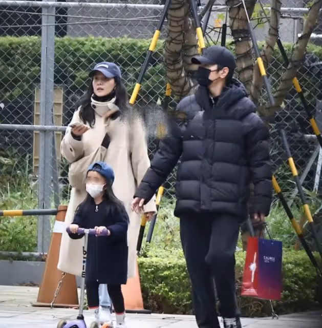 高圓圓疑似懷二胎,跟趙又廷恩愛如連體嬰