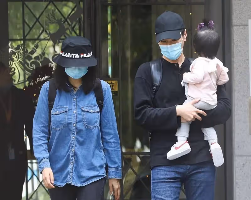 高圓圓疑似懷二胎,跟趙又廷恩愛如連體嬰