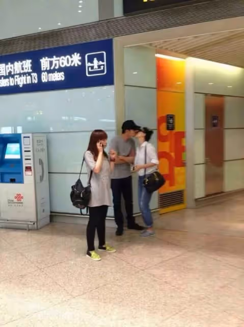 高圓圓疑似懷二胎,跟趙又廷恩愛如連體嬰