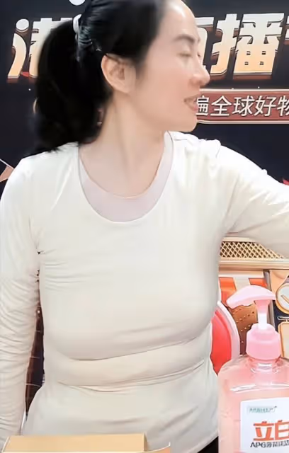 偷偷生了個孩子?葉璇素顏出鏡,肚子上的贅肉疊了3層