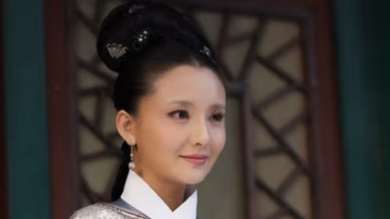 槿汐姑姑曬全家福，與富商老公像父女，因欺負張小斐敗光路人緣