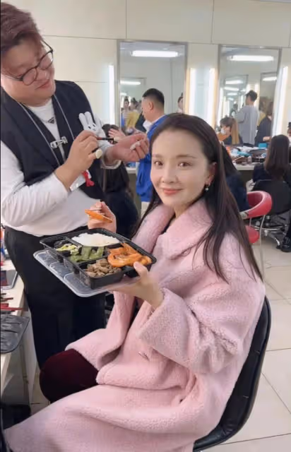 槿汐姑姑曬全家福，與富商老公像父女，因欺負張小斐敗光路人緣