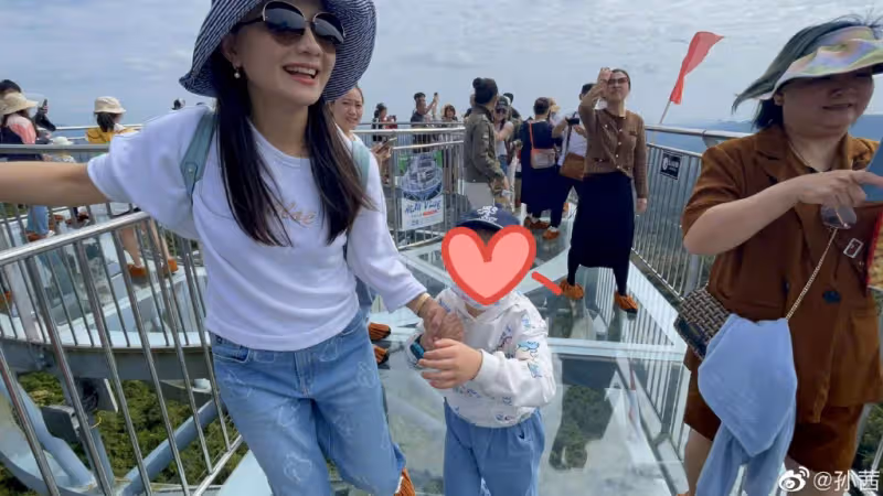 槿汐姑姑曬全家福，與富商老公像父女，因欺負張小斐敗光路人緣
