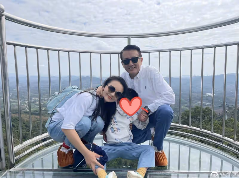 槿汐姑姑曬全家福，與富商老公像父女，因欺負張小斐敗光路人緣