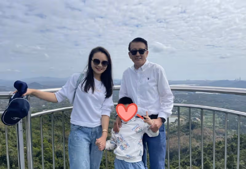 槿汐姑姑曬全家福，與富商老公像父女，因欺負張小斐敗光路人緣