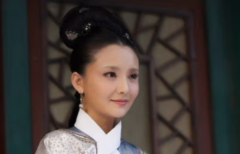 槿汐姑姑曬全家福，與富商老公像父女，因欺負張小斐敗光路人緣
