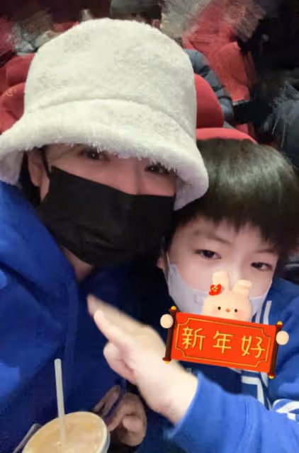 陳妍希回婆家過年，帶兒子看電影，夫妻二人穿舊衣，生活好節儉！