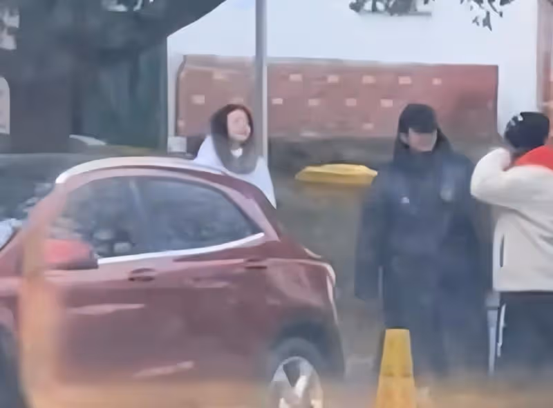 陳妍希回婆家過年，帶兒子看電影，夫妻二人穿舊衣，生活好節儉！