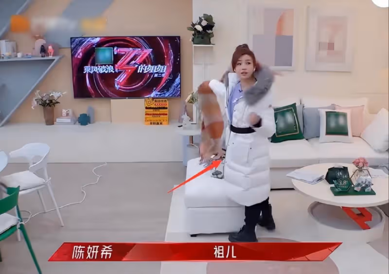 陳妍希回婆家過年，帶兒子看電影，夫妻二人穿舊衣，生活好節儉！