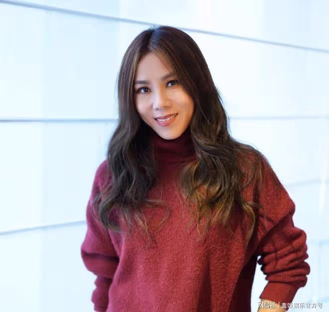 蔡健雅豪宅內過48歲生日,吳青峰曬照慶祝,許茹芸喝酒面色紅潤
