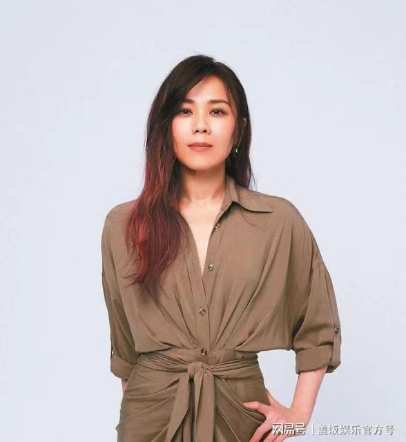 蔡健雅豪宅內過48歲生日,吳青峰曬照慶祝,許茹芸喝酒面色紅潤