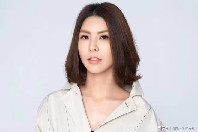 蔡健雅豪宅內過48歲生日,吳青峰曬照慶祝,許茹芸喝酒面色紅潤