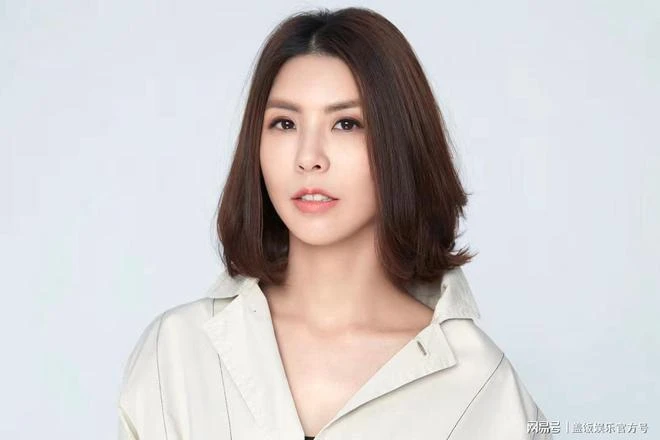 蔡健雅豪宅內過48歲生日,吳青峰曬照慶祝,許茹芸喝酒面色紅潤