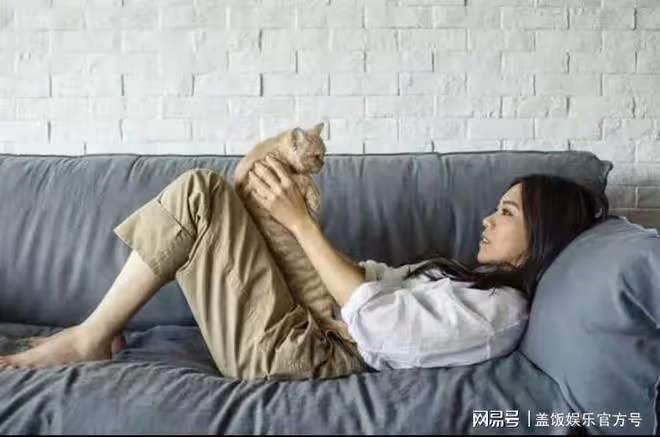 蔡健雅豪宅內過48歲生日，吳青峰曬照慶祝，許茹芸喝酒面色紅潤