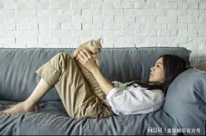 蔡健雅豪宅內過48歲生日,吳青峰曬照慶祝,許茹芸喝酒面色紅潤