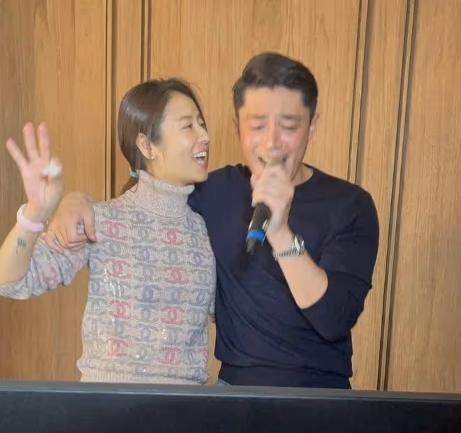 林心如曬47歲慶生照,霍建華緊摟妻子獻唱,夫妻倆素顏出鏡好真實